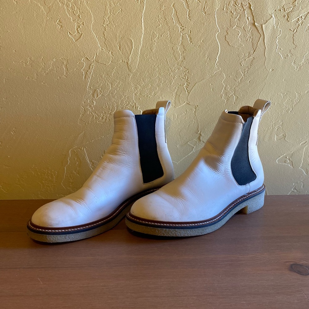 Off-white, Size 8 Everlane Chelsea Boots